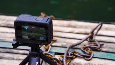 Vista-De-Gopro-En-Mini-Trípode-Filmando-Timelapse-En-Viaje-En-Barco-En-Vietnam