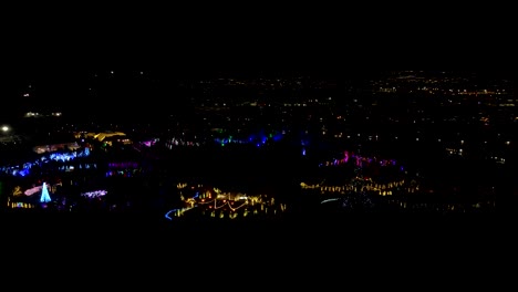 Festival-De-Luces-Navideñas-En-Un-Parque-Jardín---Vista-Aérea-De-Paralaje