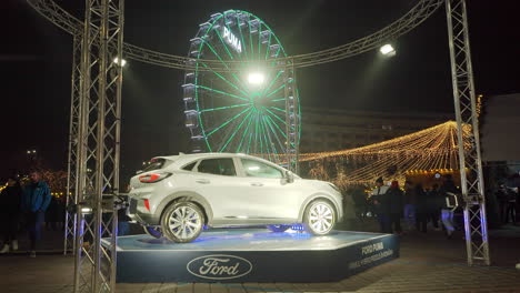 Mercado-Navideño-De-Bucarest,-Ford-Stand,-Bucarest,-Rumania