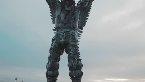 Die-Beeindruckende-Arcanjo-Metall-Erzengelstatue-An-Der-Küste-Von-Milfontes