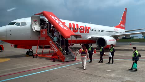 Toma-En-Cámara-Lenta-De-Un-Pasajero-Que-Sale-Del-Avión-Aéreo-De-Jeju-Durante-Un-Día-Nublado-En-Corea-Del-Sur