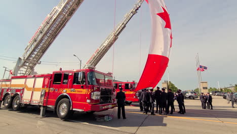 Grandes-Honores-Estatales-Para-El-Oficial-Asiático-Asesinado-Andrew-Hong-Usando-Camiones-De-Bomberos