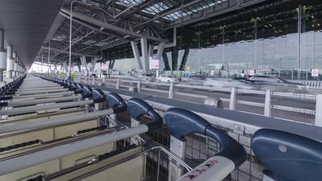 Zeitrafferansicht-Viele-Autos-Kommen-Mit-Vielen-Passagieren-Am-Flughafen-Suvarnabhumi-Thailand-Wiedereröffnungsland-Am-Abflugterminal-An