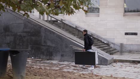 Hombre-Caminando-Con-Una-Mesa-De-Billar-En-El-Centro-De-Bruselas,-Bélgica