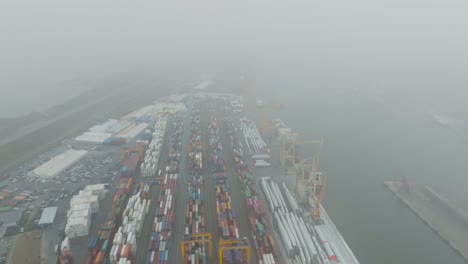 La-Terminal-De-Contenedores-Ubicada-En-La-Zona-Portuaria-Es-Apenas-Visible-Desde-Arriba-Debido-A-La-Niebla