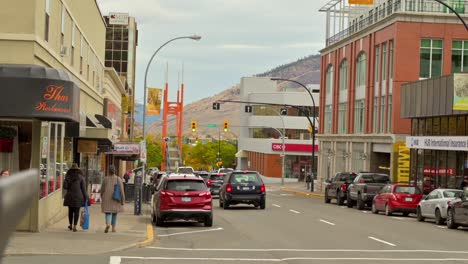 Mirando-Hacia-El-Paso-Elevado-Para-Peatones-De-La-Tercera-Avenida-En-El-Centro-De-Kamloops-En-Un-Día-Nublado-En-El-Otoño