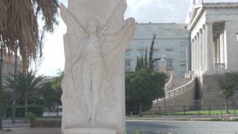 Engelsstatue-Aus-Marmor-Außerhalb-Des-Gebäudes-Der-Kapodistrian-National-University