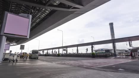 2-De-Junio-De-2022:-Bangkok,-Tailandia:-Vista-De-Lapso-De-Tiempo-Muchos-Automóviles-Que-Llegan-A-La-Terminal-De-Salida-Con-Muchos-Pasajeros-En-El-Aeropuerto-De-Suvarnabhumi-Tailandia-País-De-Reapertura