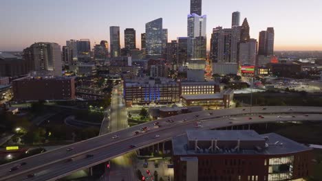 Establecimiento-De-Una-Vista-Aérea-De-La-Universidad-De-Houston-downtown-Y-El-Horizonte,-Durante-El-Amanecer