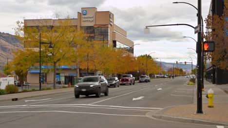 Automóviles-Y-Peatones-Que-Se-Mueven-En-La-Intersección-Entre-La-Calle-Lansdowne-Y-La-Tercera-Avenida-En-El-Centro-De-Kamloops-En-Un-Día-Nublado-En-Otoño