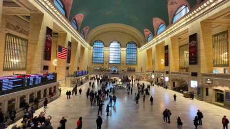 Grand-Central-Terminal-Railway-Station-Hall-En-El-Centro-De-Manhattan,-Nueva-York,-Gente-E-Interior-Desde-El-Punto-De-Vista