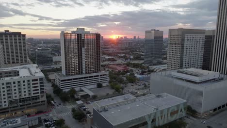 Vista-Aérea-Sobre-El-Centro-De-La-Familia-Tellepsen-Ymca,-Hacia-El-Amanecer-Sobre-El-Centro-De-La-Ciudad,-Houston,-Estados-Unidos