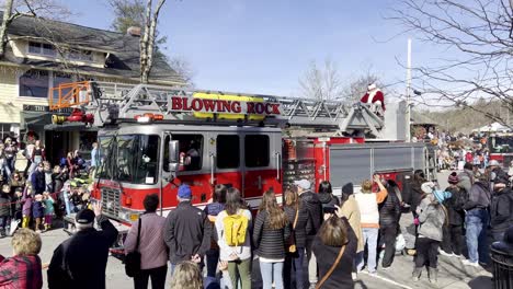 Camión-De-Bomberos-Lleva-A-Santa-Claus-En-El-Blowing-Rock-Nc,-Desfile-De-Navidad-De-Carolina-Del-Norte