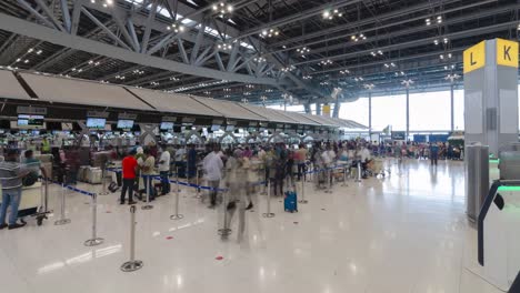 Zeitrafferansicht-Im-Abflugterminal-Mit-Vielen-Passagieren-Am-Check-in-Schalter