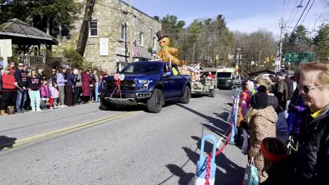 El-Grinch-En-El-Desfile-De-Carolina-Del-Norte,-Roca-Sopladora