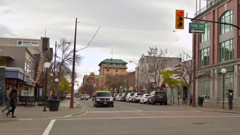 Automóviles-Y-Peatones-Que-Se-Mueven-En-La-Intersección-Entre-La-Calle-Victoria-Y-La-Tercera-Avenida-En-El-Centro-De-Kamloops-En-Un-Día-Nublado-En-Otoño