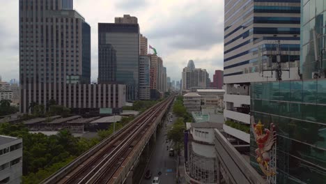 Capital-De-Tailandia,-Rascacielos,-Tren-Elevado,-Trafico-Por-Carretera