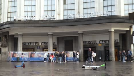 La-Entrada-Principal-De-La-Estación-Central-De-Bruselas,-Bélgica-En-Un-Día-Lluvioso-Con-Gente-Parada-Afuera