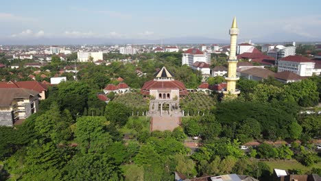 Vista-Aérea-De-La-Mezquita-De-La-Universidad-Gadjah-Mada