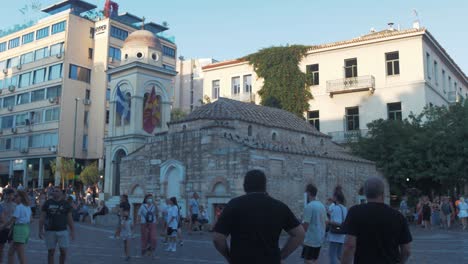 Menschen-Gehen-An-Der-Pantanassa-Kirche-Auf-Dem-Monastiraki-Platz-Vorbei