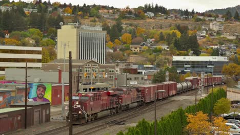 Un-Tren-De-Carga-Llega-Al-Patio-Del-Ferrocarril-Canadiense-Pacífico-En-El-Centro-De-Vancouver-Durante-El-Día-En-El-Otoño