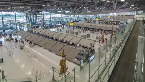 Zeitrafferansicht-Im-Abflugterminal-Mit-Vielen-Passagieren-Am-Check-in-Schalter