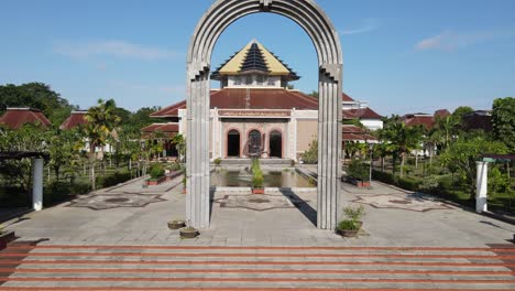 Luftaufnahme-Der-Moschee-Der-Universität-Gadjah-Mada