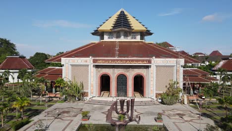 Luftaufnahme-Der-Moschee-Der-Universität-Gadjah-Mada