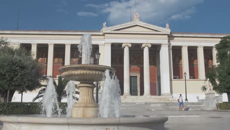 Fuente-De-Agua-Se-Enciende-En-Primer-Plano-De-La-Universidad-Nacional-Y-Kapodistrian-De-Atenas