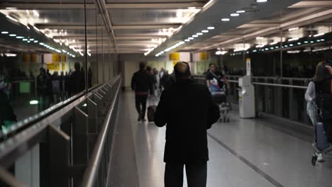 Menschen,-Die-Nachts-Entlang-Der-Internen-Gangway-Gehen,-Die-Den-Parkplatz-Mit-Heathrow-Terminal-3-Verbindet