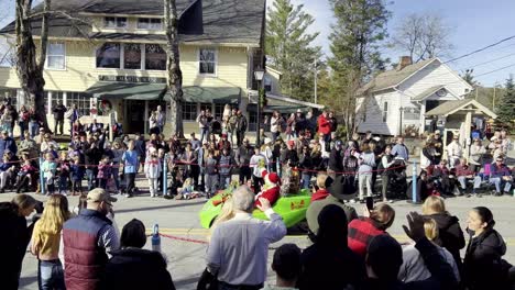 El-Grinch-En-El-Desfile-Navideño-De-Blowing-Rock-En-Blowing-Rock-Nc,-Carolina-Del-Norte