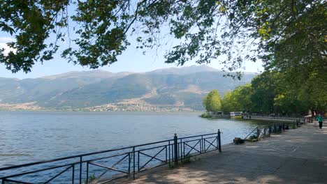 Encantador-Paseo-Marítimo-Con-Vista-Al-Lago,-Ioannina,-Grecia