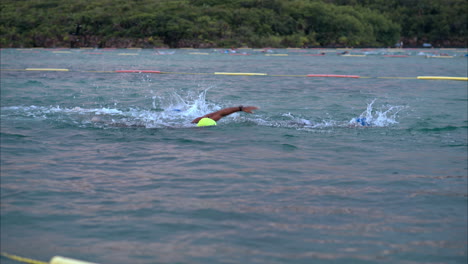 Zeitlupe-Von-Drei-Professionellen-Athleten,-Die-Bei-Einem-Triathlon-Im-Meer-Schwimmen