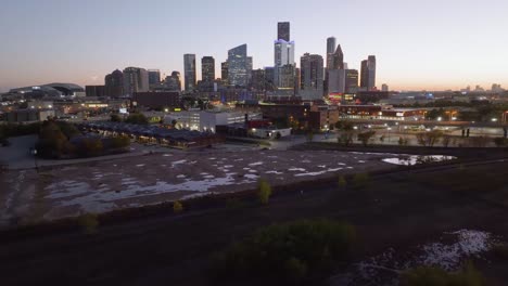 Aerial-view-towards-the-University-of-Houston-campus,-dusk-in-Texas,-USA---low,-drone-shot