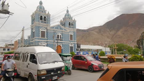 Centro-De-La-Ciudad-De-Huanuco-Con-Rickshaw-Conduciendo-Por-La-Plaza-Principal-Con-La-Catedral-Azul