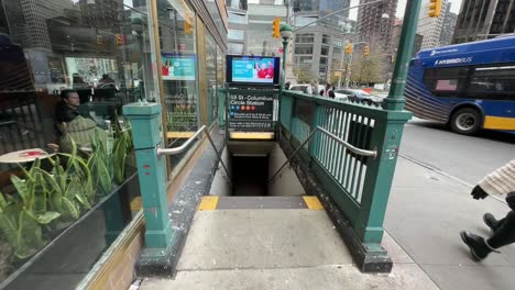 POV-Einer-Person,-Die-Auf-Der-Straße-Zur-U-Bahnstation-59th-Street-–-Columbus-Circle-Station-Geht