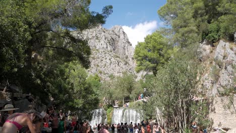 Turista-Refrescante-En-El-Curso-Del-Río-En-Piscinas-De-Agua-De-Manantial-En-Fonts-De-L&#39;algar,-Alicante,-España