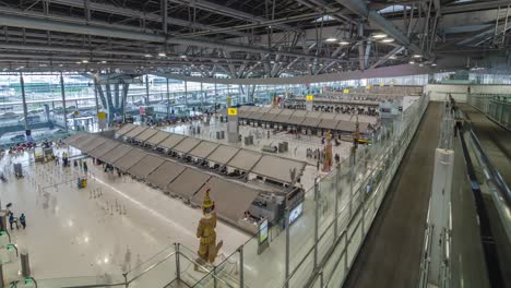 Zeitrafferansicht-Im-Abflugterminal-Mit-Vielen-Passagieren-Am-Check-in-Schalter