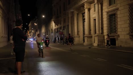 Polizist-Auf-Motorrad-Eskortierte-Einen-Mann,-Der-Während-Des-Marathons-Auf-Der-Straße-Lief