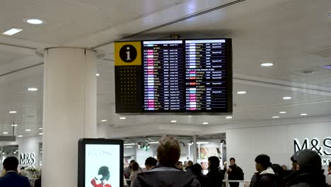 Panel-De-Información-De-Llegadas-De-La-Terminal-3-De-Heathrow.-Camara-Lenta