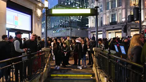 Oxford-Circus-Station-is-now-Closed,-London,-United-Kingdom