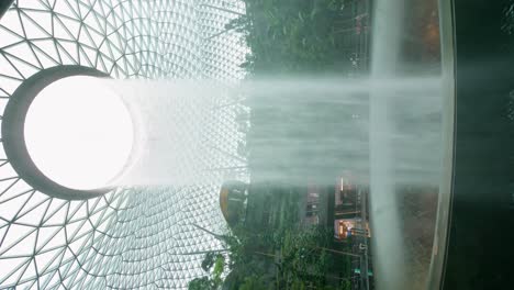 El-Complejo-Comercial-Y-De-Entretenimiento-Del-Aeropuerto-Jewel-Changi,-Con-Temática-De-La-Naturaleza,-Está-Cercado-Y-Conectado-Con-El-Aeropuerto-De-Changi-En-Singapur