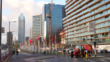 Tráfico-En-La-Calle-De-Asfalto-Húmedo-Boompjes-Con-Vistas-A-Los-Modernos-Edificios-De-Oficinas-Corporativas-En-Rotterdam,-Países-Bajos