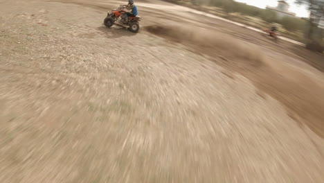 Motocross-Fahrer-Und-Quad-Bike-Springen-Kleine-Rampe-Auf-Feldweg,-Fpv