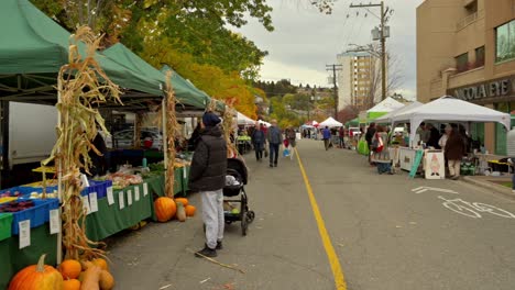 Ein-Bewölkter-Herbsttag-Auf-Dem-Regionalen-Bauernmarkt-Von-Kamloops-In-Der-St.-Paul-Street