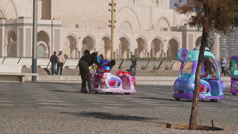 Teenager-Vor-Der-Moschee-Hassan-II-Casablanca-Marokko