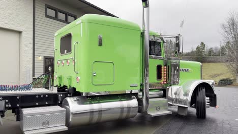 Camión-Peterbilt-Se-Aleja-De-La-Cámara