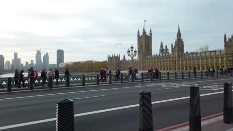 Aufnahme-über-Der-Westminster-Bridge-Mit-Big-Ben-In-London,-Großbritannien,-Tagsüber-In-Der-Ferne-Sichtbar