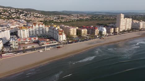 Luftaufnahme-Des-Hotelbereichs-Neben-Dem-Strand-In-Peniscola,-Vorwärts