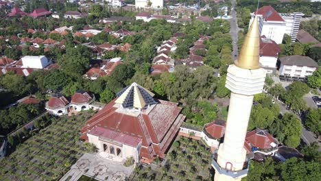 Luftaufnahme-Der-Moschee-Der-Universität-Gadjah-Mada